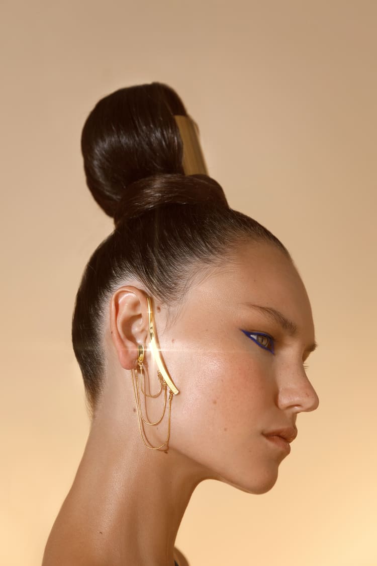 Ear cuff in oro con catena drappeggiata