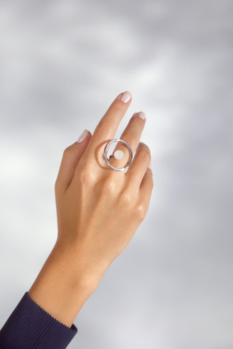 Anello circolare in argento con perla