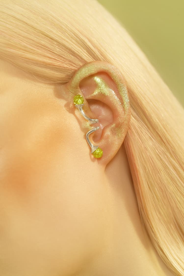 Ear cuff a cerchio in argento con cristalli di topazio e opale