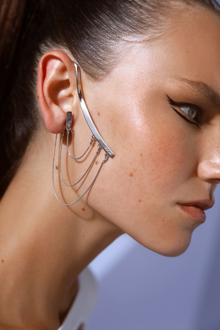 Ear cuff in argento con catena pendente