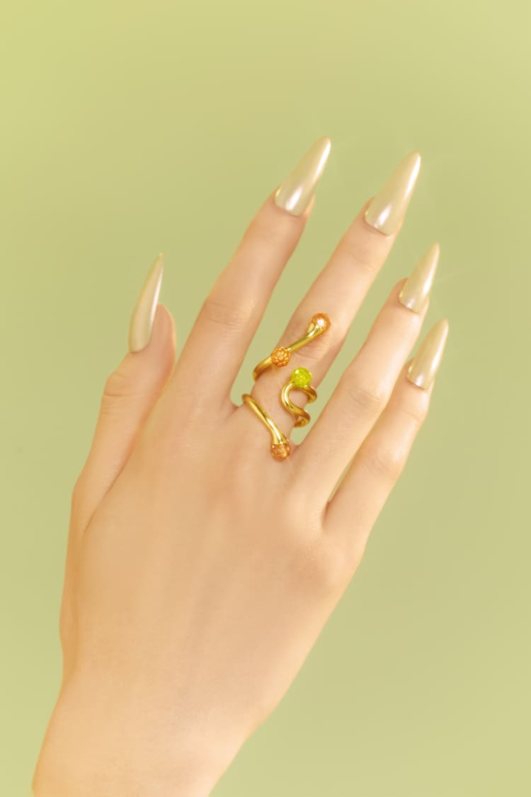Anello asimmetrico bold in oro con cristalli di opale e topazio