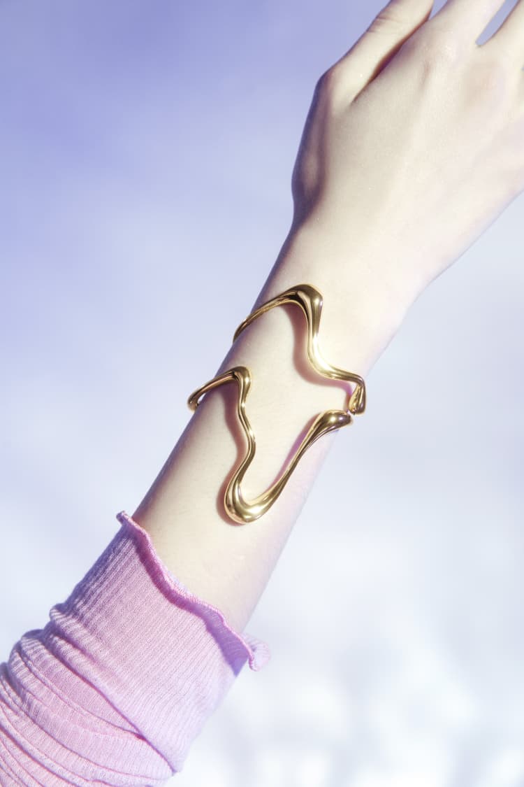 Bracciale rigido grande in oro liquido