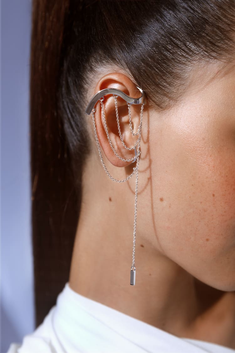 Ear cuff in argento dal design fluido con pendente