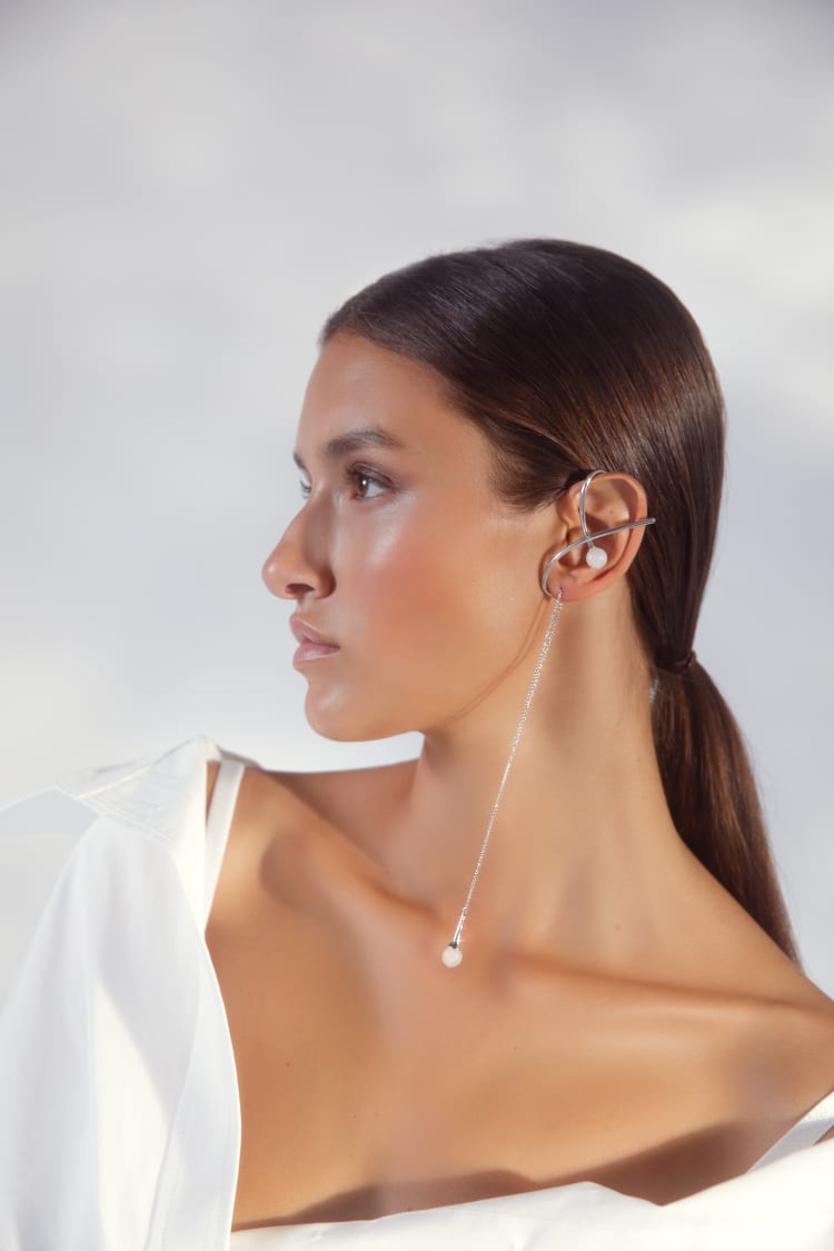 Ear cuff in argento con perla e catena