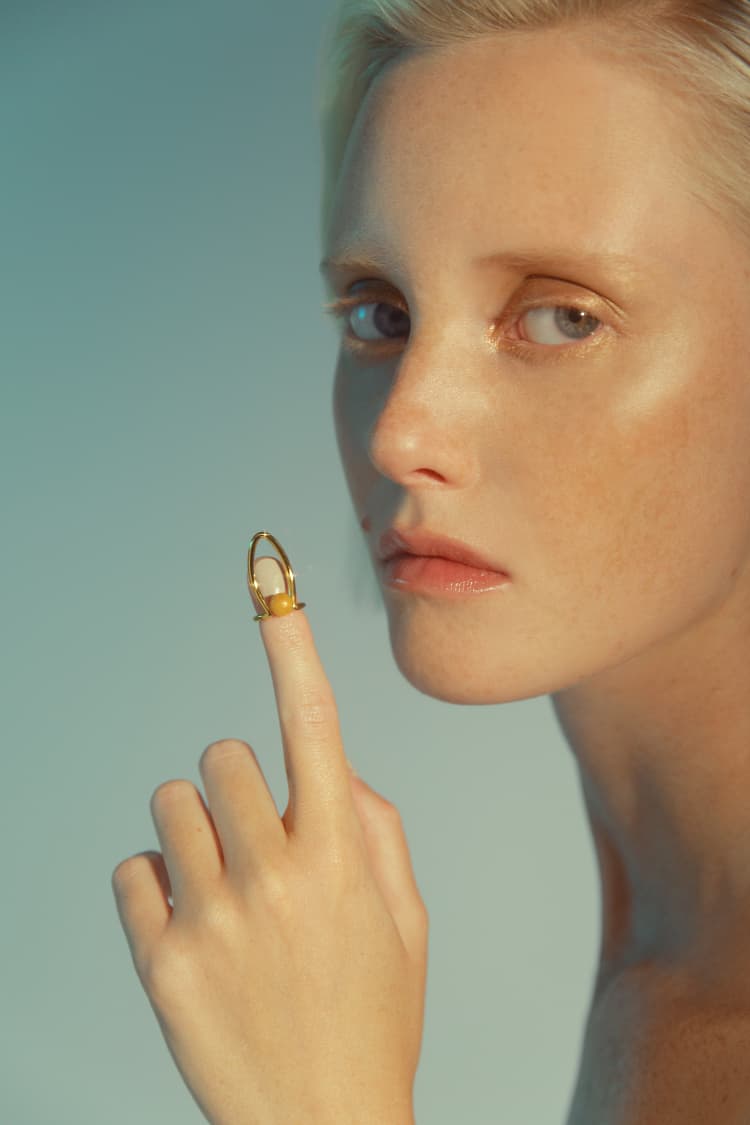 Anello chiodo in oro con pietra incastonata