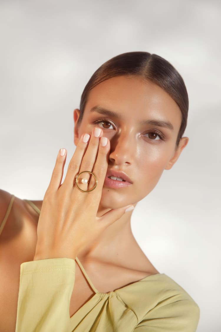 Anello circolare in oro con perla