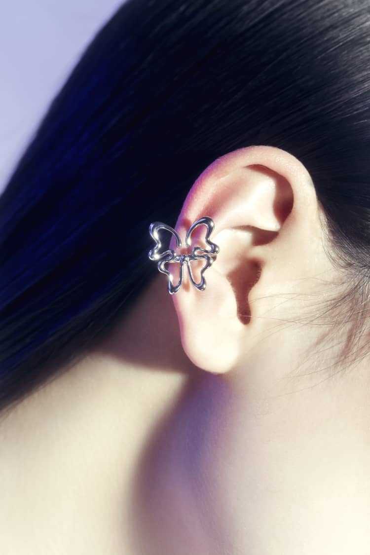 Ear cuff huggie in argento con farfalla
