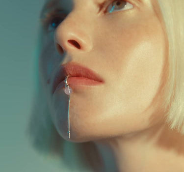 Lip cuff in argento con catena