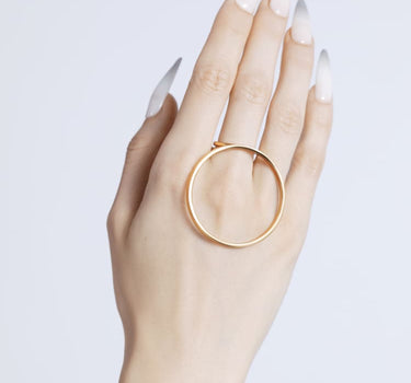 Anello in oro con grande pietra rotonda