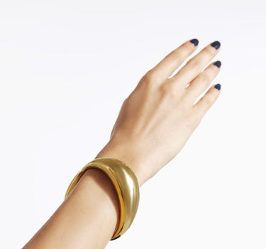 Bracciale rigido chiuso in oro massiccio asimmetrico