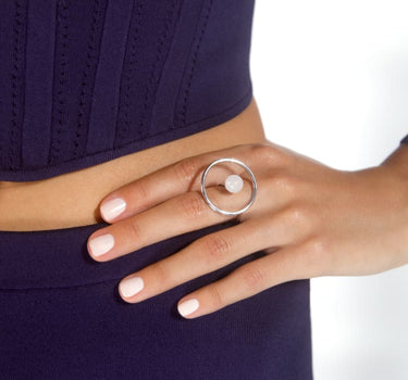 Anello circolare in argento con perla