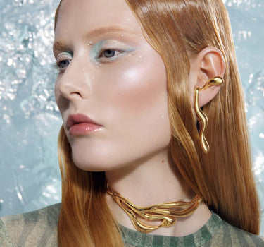 orecchini liquidi in oro che avvolgono le orecchie