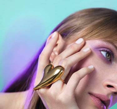 Anello grande in oro a forma di cuore