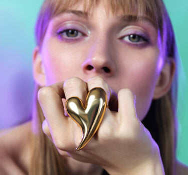 Anello grande in oro a forma di cuore