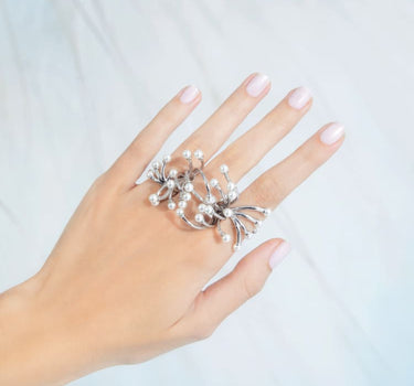 Gioiello da mano in argento con mini perle