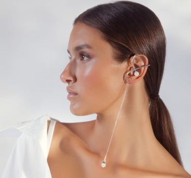 Ear cuff in argento con perla e catena