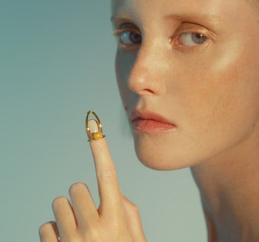 Anello chiodo in oro con pietra incastonata