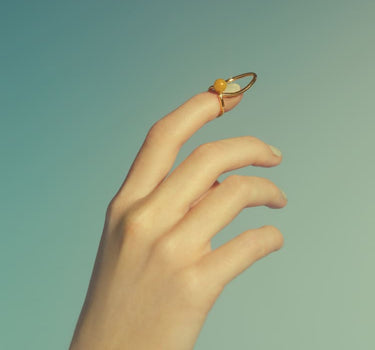 Anello chiodo in oro con pietra incastonata