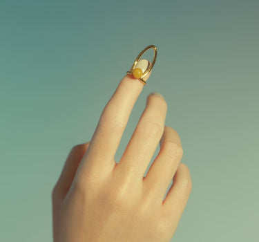 Anello chiodo in oro con pietra incastonata
