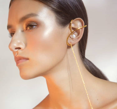 Ear cuff in oro con perla e catena