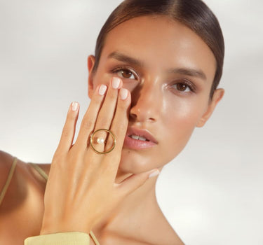 Anello circolare in oro con perla