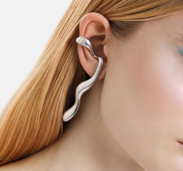 orecchini liquidi in argento che avvolgono le orecchie