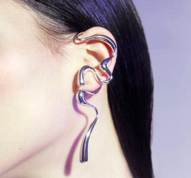 Grande ear cuff in argento effetto liquido