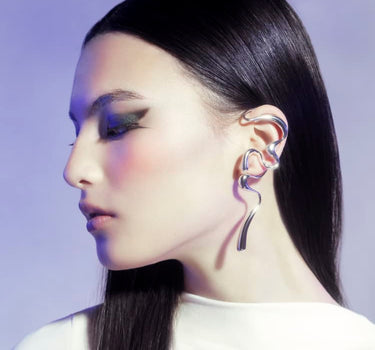 Grande ear cuff in argento effetto liquido