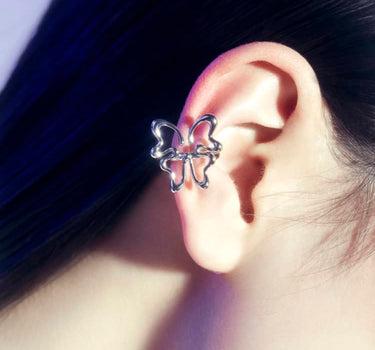 Ear cuff huggie in argento con farfalla