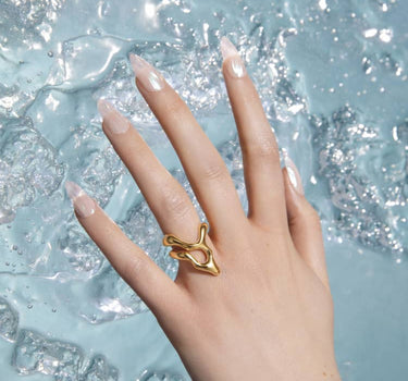 anello asimmetrico in oro