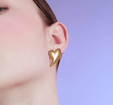 Orecchino a lobo in oro a cuore “Love”