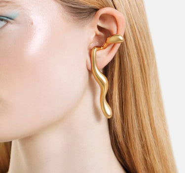 orecchini liquidi in oro che avvolgono le orecchie