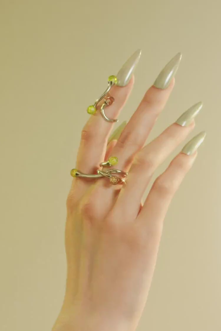 Anello in argento asimmetrico con cristalli di topazio e opale