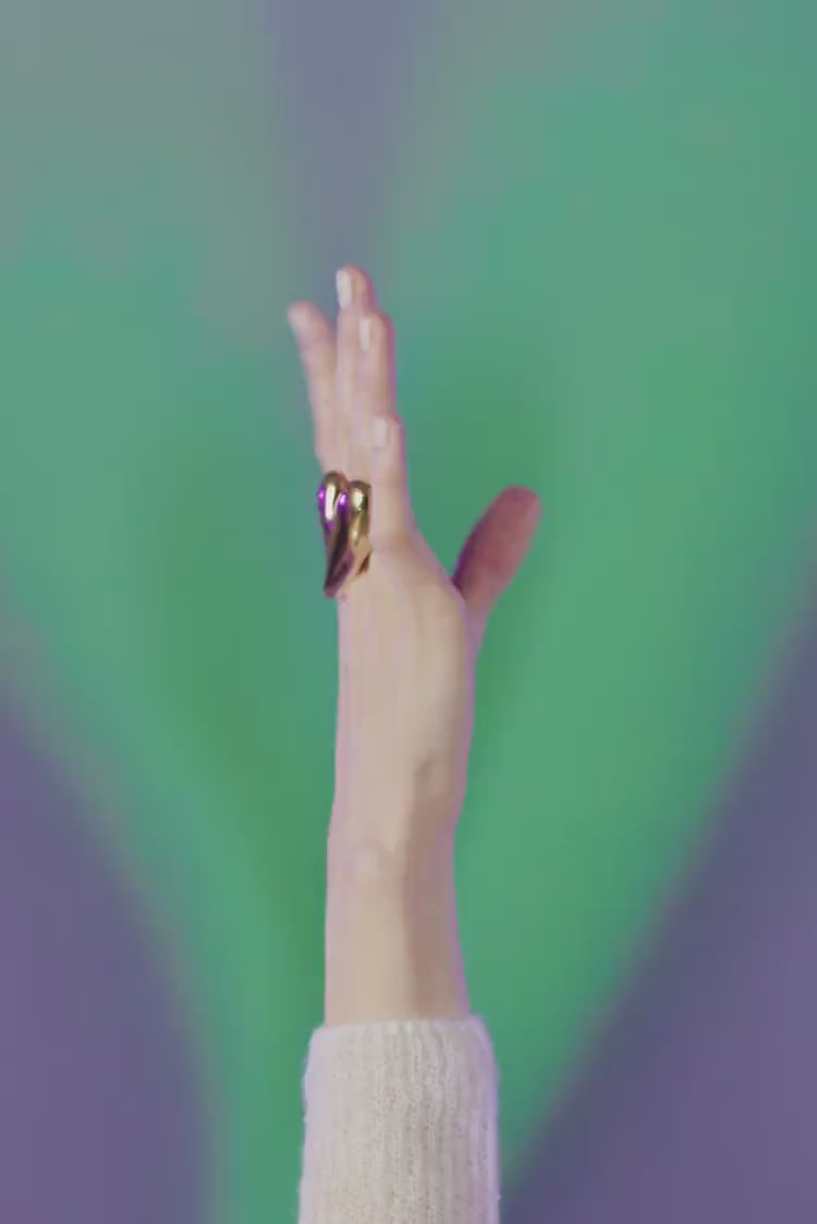 Anello grande in oro a forma di cuore